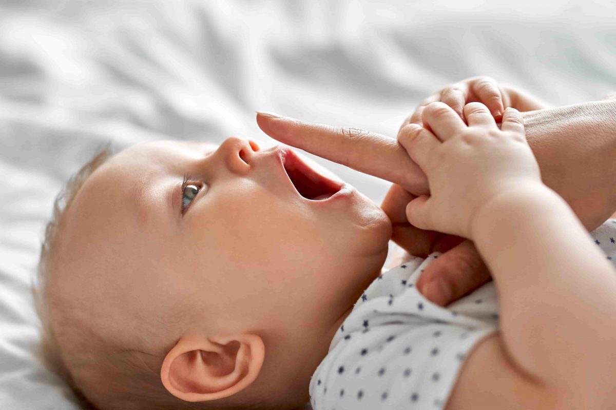 Geheimen om uw baby van 3 maanden de hele nacht door te laten slapen
